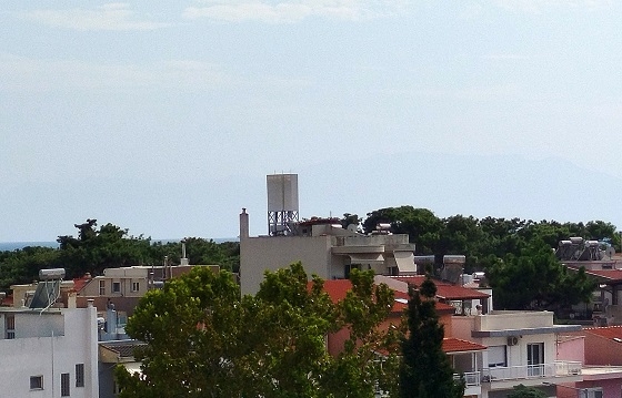 Κυρίαρχη στον ορίζοντα η νέα κεραία κινητής τηλεφωνίας στην Αλεξανδρούπολη.