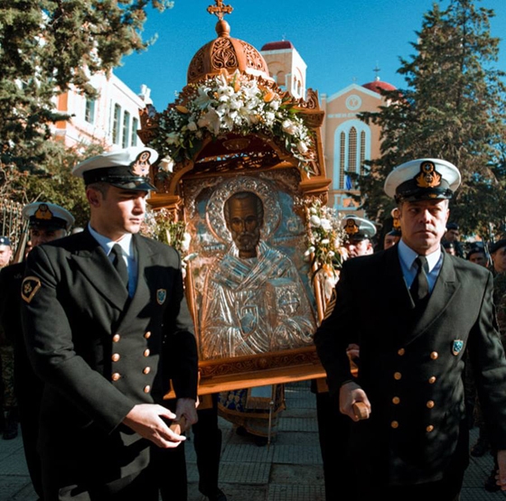 Ο Άγιος Νικόλαος γεννήθηκε τον 3ο αιώνα μ.Χ. στα Πάταρα της Λυκίας, από γονείς ευσεβείς και πλουσίους και έδρασε την εποχή των αυτοκρατόρων.