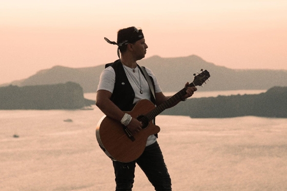 GNV: O Μιχάλης Ηλιάσκος & o Δημήτρης Τεκτονίδης μας παρουσιάζουν την πιο ερωτική μπαλάντα "γυρισμένη" στη Σαντορίνη