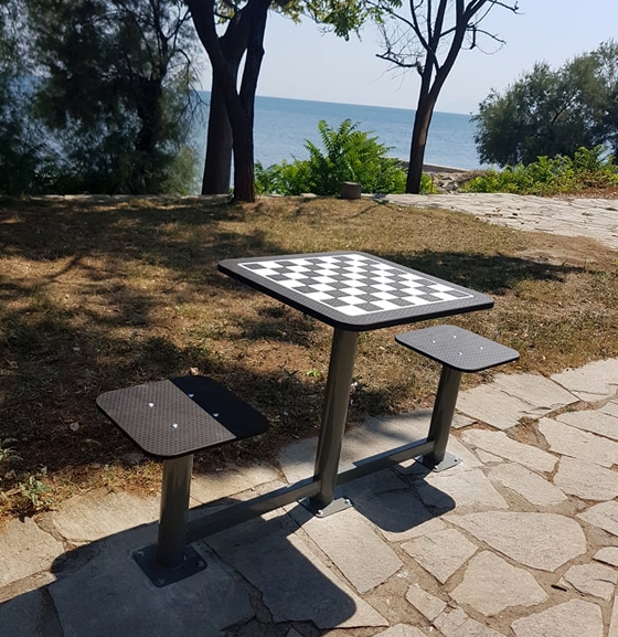 Τα πάρκα της Αλεξανδρούπολης αλλάζουν: Τοποθετήθηκαν υπαίθρια ψυχαγωγικά παιχνίδια (φωτο)