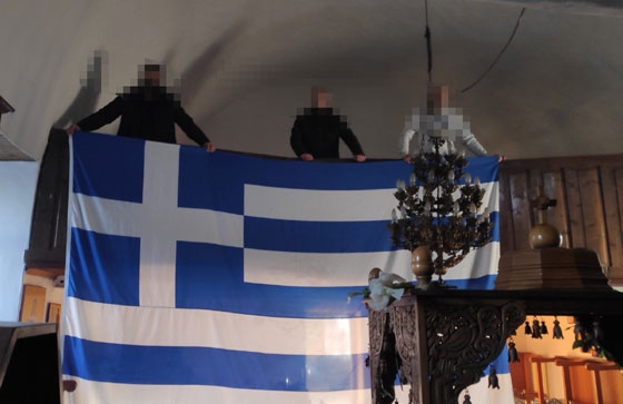 Αλεξανδρούπολη: Άνοιξαν εκκλησία & ύψωσαν την ελληνική σημαία - Παρέμβαση Αστυνομίας