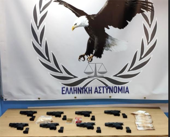 Αυτά είναι όσα  είχε  στην κατοχή του ο δράστης τα οποία προόριζε για πούλημα
