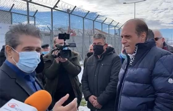 Ο πρόεδρος της Ελληνικής Λύσης, Κυριάκος Βελόπουλος βρέθηκε έξω από το ΚΥΤ Φυλακίου.