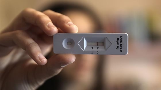 Τα self-tests είναι υποχρεωτικά για την προσέλευση των εργαζομένων στους χώρους εργασίας τους.