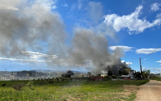 Στιγμιότυπο από τη φωτιά που έκαιγε εντός του στρατοπέδου
