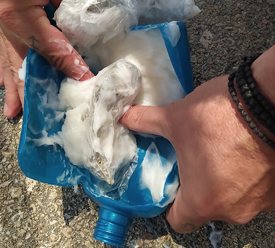 Σε πλαστικό μπουκάλι είχαν κρυμμένα τα ναρκωτικά οι δύο νεαροί.