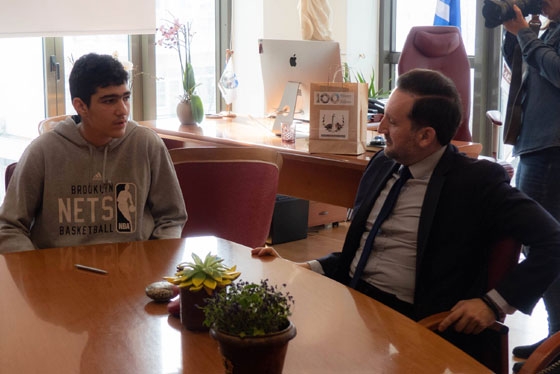 Τον βραβευμένο μαθητή Χρήστο Τριανταφυλλίδη υποδέχτηκε ο δήμαρχος Αλεξανδρούπολης
