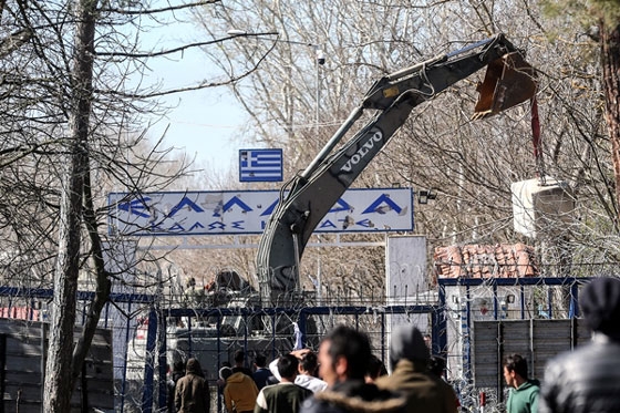 Τοποθετήθηκαν τσιμεντομπλόκ στον φράχτη του Έβρου