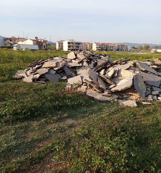  Ασυνείδητος πέταξε μπάζα στο πάρκο Αλτιναλμάζη - Του επιβλήθηκε πρόστιμο 3000€