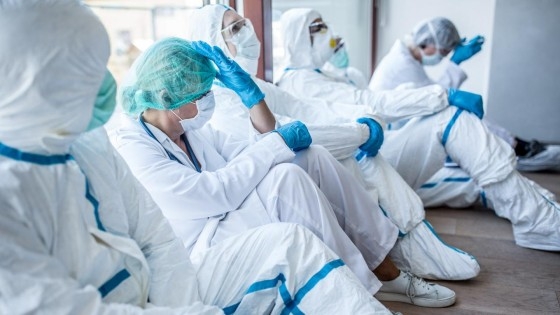 500 αδιάβροχες ρόμπες δώρισε στο ΠΓΝΑ η ΠΑΜΘ
