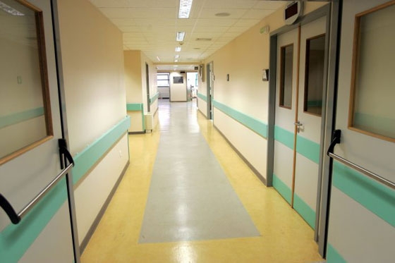 Συγκρατημένα αισιόδοξος ο γιατρός που χειρούργησε την 13χρονη Φωτεινή