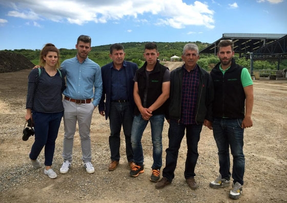 Ο ιδρυτής της Εβροφάρμα, Θανάσης Παπαζηλάκης (δεύτερος από δεξιά) και ο αδελφός του, Πασχάλης, (τρίτος από αριστερά) ανάμεσα στα παιδιά τους Φώτο: Protagon.gr