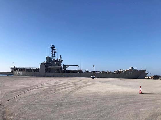 Το πλοίο κατέπλευσε στο λιμάνι της πόλης προκειμένου να παραλάβει αυτοκινούμενα Πυροβόλα του Ελληνικού Στρατού. 