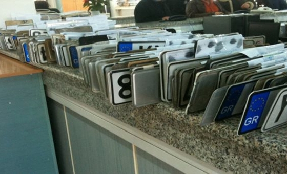 Επιστρέφονται οι πινακίδες και οι άδειες οδήγησης ενόψει εκλογών