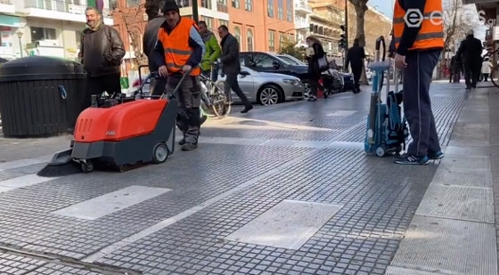 Ξεκολλάνε τις τσίχλες από τα πεζοδρόμια - Τρία νέα μηχανήματα απέκτησε ο Δήμος (video)