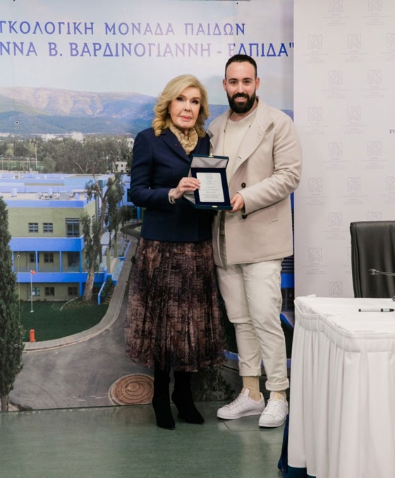 Ο Άγγελος Τσακίρης με την κυρία Μαριάννα Βαρδινογιάννη