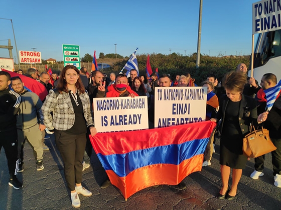 «Όχι άλλη γενοκτονία» φώναξαν Αρμένιοι & Έλληνες διαδηλωτές που συγκεντρώθηκαν έξω από το τελωνείο των Κήπων (video) 