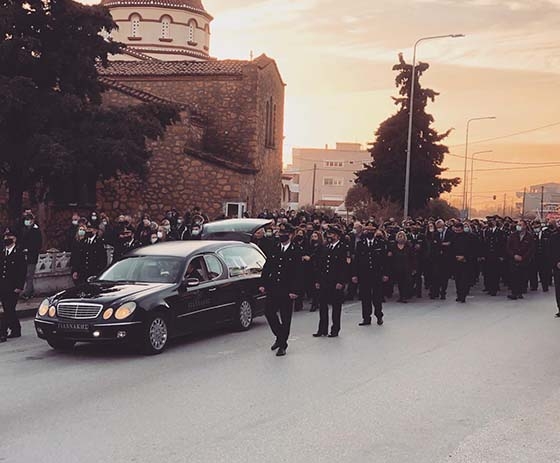 «Ράγισαν» καρδιές στην κηδεία του αρχιπυροσβέστη Ιωάννη Ζαφειρόπουλου