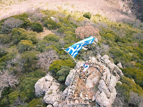 Μέλη ορειβατικής ομάδας ύψωσαν την γαλανόλευκη στο Ύψωμα του Αετού (εικόνες)