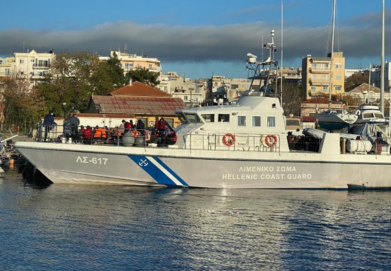 Αλεξανδρούπολη: «Φορτωμένο» μετανάστες έφτασε το σκάφος του λιμενικού στο λιμάνι