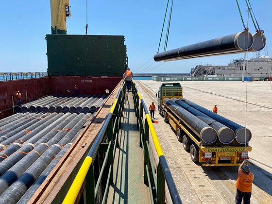 Ξεφορτώθηκαν στο λιμάνι της Αλεξανδρούπολης οι πρώτoι σωλήνες του αγωγού IGB