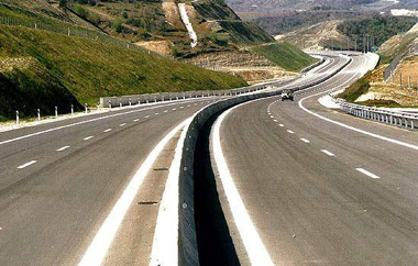 Λάστιχο που προέρχονταν από νταλίκα χτύπησε πάνω σε οχήματα και βρέθηκε στη μέση του οδοστρώματος.
