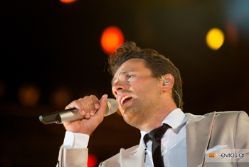 Οι Εβρίτες ανταποκρίθηκαν στο κάλεσμα του ιδιαίτερα αγαπητού καλλιτέχνη και ήταν όλοι εκεί!