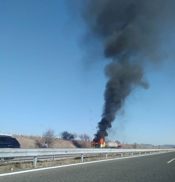 Φωτιά σε φορτηγό πάνω στην Εγνατία, στο ύψος των Σαπών