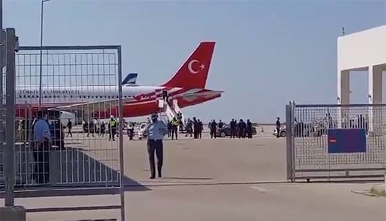 Υπό κλοιό ισχυρών αστυνομικών δυνάμεων έφτασε ο Τσαβούσογλου στην Αλεξανδρούπολη (video)