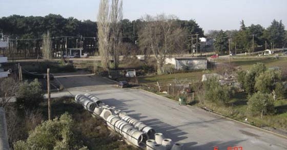 Το στρατόπεδο Γιαννούλη επιλέχθηκε λόγω της εγγύτητας με το πεδίο βολής Αετός, αλλά και την δυνατότητα να έχει εύκολη πρόσβαση στο λιμάνι και το αεροδρόμιο.