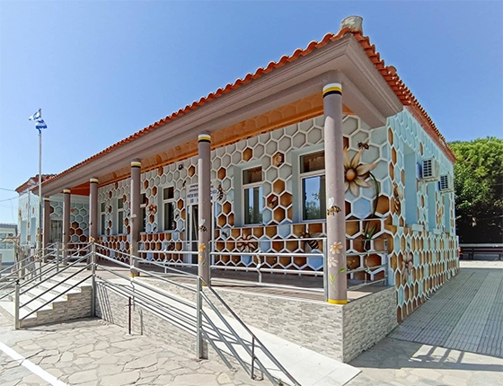 "Η κοινωνία των Μελισσών": Το νέο έργο της "Crew Mitroulakis" στο Λύκειο του Δήμου Αρριανών (video)