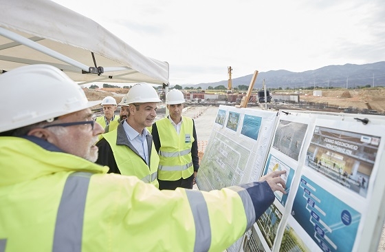 Ο πρωθυπουργός επιθεωρεί τις εργασίες για το νέο νοσοκομείο Κομοτηνής.