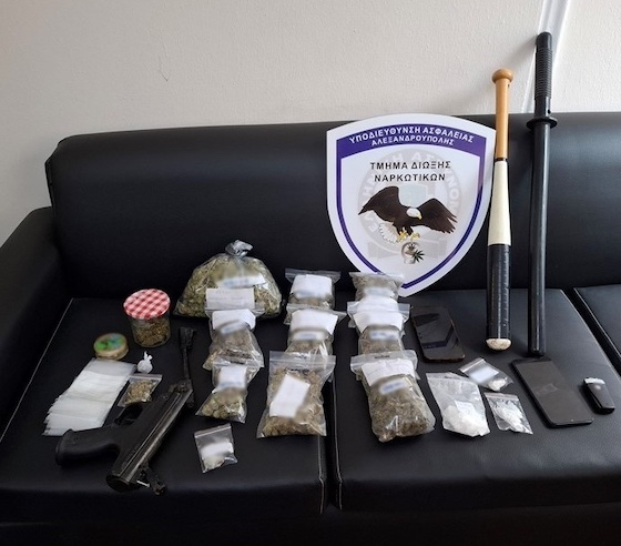 Όλα όσα είχαν στην κατοχή τους οι δύο ημεδαποί.