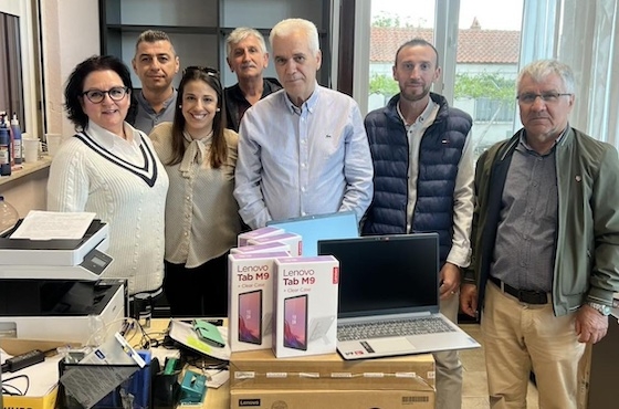 Παραδόθηκαν 5 tablets και 5 laptops τελευταίας τεχνολογίας.