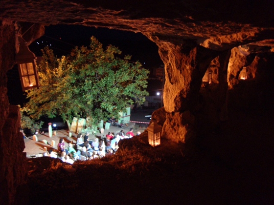 Η εκδήλωση πραγματοποιήθηκε στον υπαίθριο χώρο των λαξευμένων σπηλαίων κάτω από τον πύργο της Βασιλοπούλας.