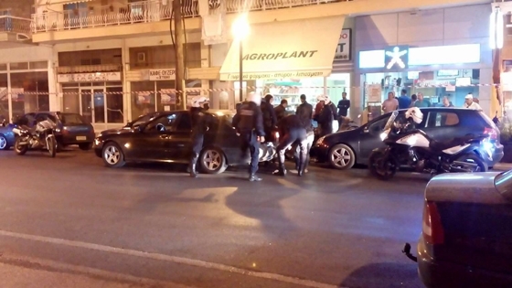 Δυο άτομα που μετέφεραν με το αυτοκίνητό τους παράνομα τρεις μετανάστες συνελήφθησαν εχθές στο κέντρο της Αλεξανδρούπολης.