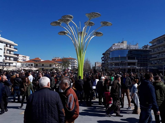 Άνθρωποι από όλη την Ελλάδα κρατώντας ελληνικές σημαίες έφτασαν με κάθε τρόπο στην Ορεστιάδα.