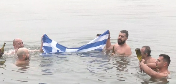Για άλλη μια χρονιά απέδειξαν πως στον βόρειο Έβρο έχουν ψυχή αφού τέτοιες παγωμένες βουτιές με θερμοκρασίες υπό το μηδέν κάνουν εδώ και αρκετά χρόνια