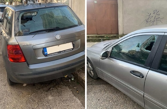 Οι άγνωστοι έσπασαν τα τζάμια από τα δύο αυτοκίνητα της φωτογραφίας, στην οδό Σηλυβρίας της Αλεξανδρούπολης.