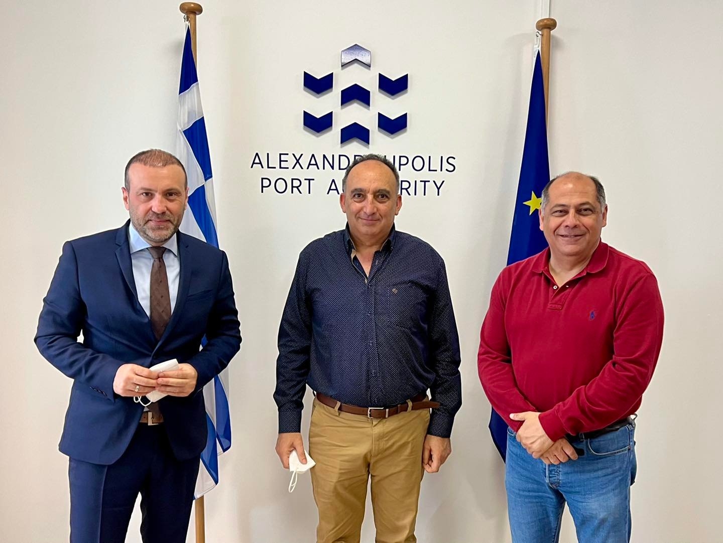 Ο καπετάνιος του πλοίου "Αδαμάντιος Κοραής" μαζί με τον κ. Κωνσταντίνο Χατζημιχαήλ και τον κ. Κωνσταντίνο Χατζηκωνσταντίνου.