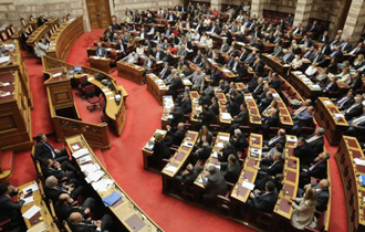 Οι μηνιαίες αποδοχές τους (εξαιρουμένων των αποζημιώσεων για συμμετοχή σε κοινοβουλευτικές επιτροπές) ανέρχονται σε 7.841, 79 ευρώ.