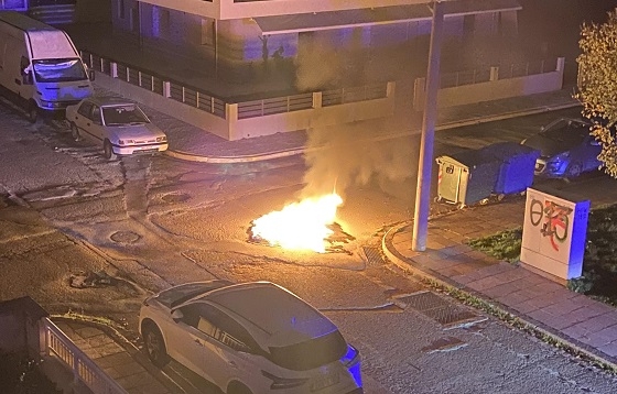 Οι καταστροφές δημόσιας περιουσίας στην Αλεξανδρούπολη συνεχίζονται, πάλι με εμπρησμό κάδων.