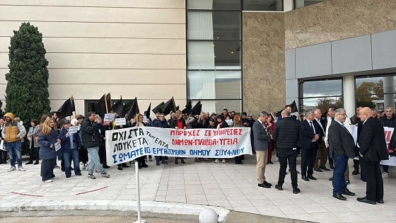 Με πανό και μαύρες σημαίες οι Σουφλιώτες στο Συνέδριο της ΚΕΔΕ.