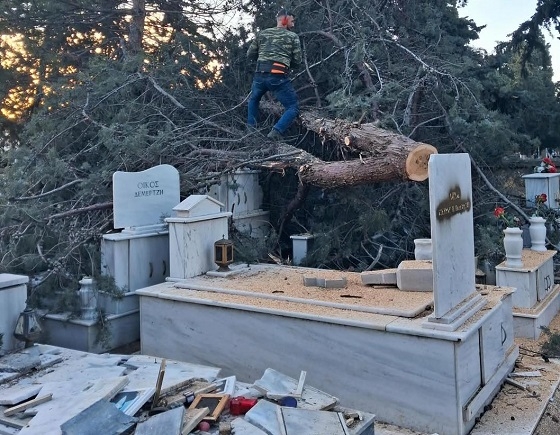 Χρειάστηκαν αρκετές ημέρες εργασίας για την αποκατάσταση ζημιών στα νεκροταφεία της Αλεξανδρούπολης.