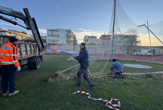 Άρχισαν οι εργασίες αποκατάστασης ζημιών και στο γήπεδο της Αλεξανδρούπολης.