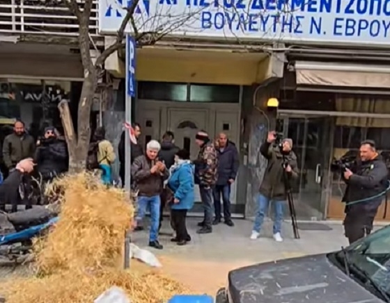 Σανό και γάλα πέταξαν οι αγρότες έξω από τα γραφεία των κυβερνητικών βουλευτών στην Ορεστιάδα.