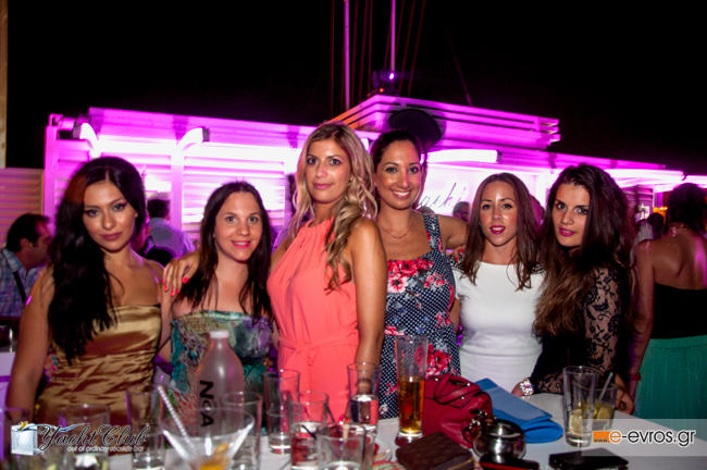 Δροσερές ξέφρενες νύχτες στην ταράτσα του Yacht club.