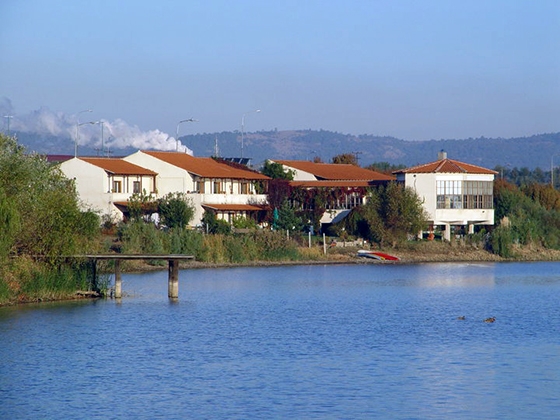 Ένα από τα ομορφότερα σημεία στον Έβρο, ο δημοτικός οικοτουριστικός ξενώνας «Θράσσα» στη λίμνη του Τυχερού, ολοκλήρωσε αυτό το μήνα τον κύκλο της 15ετούς του λειτουργίας του.