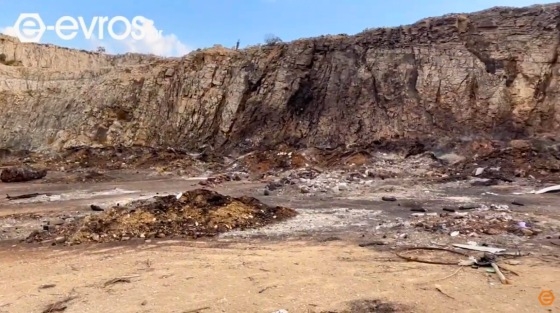 Μικροεστίες σιγοκαίνε ανάμεσα σε μεγάλες ποσότητες επικίνδυνων απορριμμάτων, που βρίσκονται σκεπασμένες με χώματα.