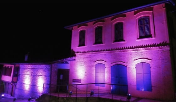 Η φωταγώγηση του Μουσείου αποτελεί ελάχιστο φόρο τιμής για τις γυναίκες που ήρθαν αντιμέτωπες με την ασθένεια.